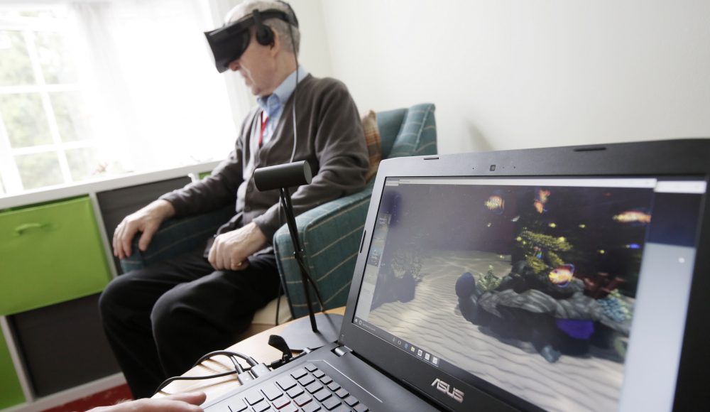 Resident trying virtual reality at Shannon Court