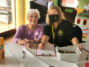 Gillian Thatchell, member of Therapy Dogs Nationwide, supports resident Dylis Waddington with her huge responsibility as one of the Home’s judges. 